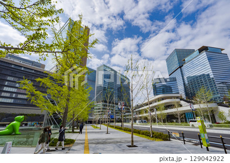 【都市景観】大阪駅うめきた広場からのビル景観 129042922
