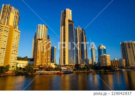 オーストラリア　クイーンズランド州ゴールドコーストの夕日を受ける高層ビル群 129042937