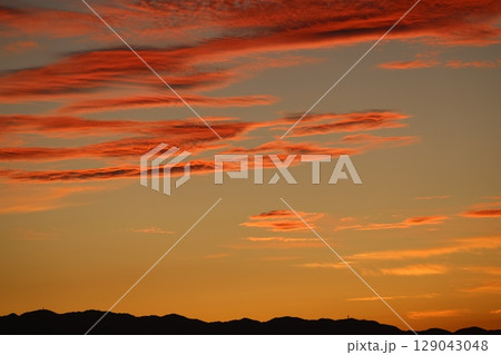 燃えるようなオレンジの夕焼け空 燃えるようなオレンジの夕焼け空 129043048