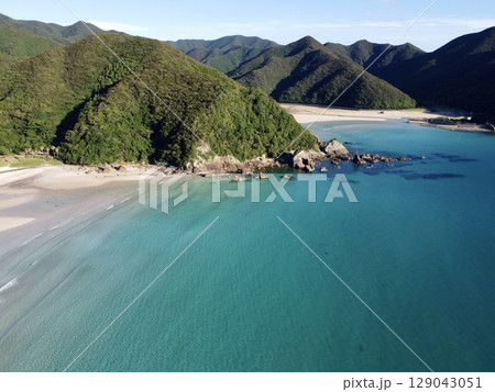 長崎県五島列島福江島・高浜の頓泊海水浴場のドローン空撮 129043051