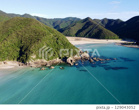 長崎県五島列島福江島・高浜の頓泊海水浴場のドローン空撮 129043052