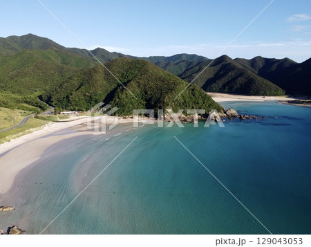 長崎県五島列島福江島・高浜の頓泊海水浴場のドローン空撮 129043053