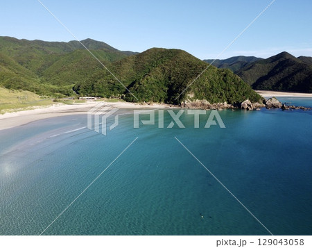 長崎県五島列島福江島・高浜の頓泊海水浴場のドローン空撮 長崎県五島列島福江島・高浜の頓泊海水浴場のドローン空撮 129043058
