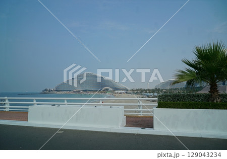 碧い空とアラビック・リゾートの風景 129043234