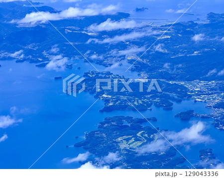 日本・長崎県上空の風景、長崎空港と島々・海岸線の航空写真 日本・長崎県上空の風景、長崎空港と島々・海岸線の航空写真 129043336