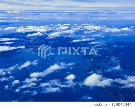 日本・長崎県上空の風景、長崎空港と島々・海岸線の航空写真 日本・長崎県上空の風景、長崎空港と島々・海岸線の航空写真 129043344