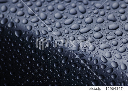 シルバーグレイのボディーについた雨粒がアートになった シルバーグレイのボディーについた雨粒がアートになった 129043674