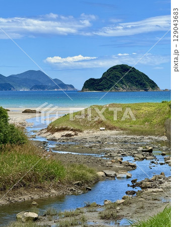 長崎県五島列島・中通島の蛤浜海水浴場の夏の風景 129043683