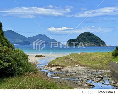 長崎県五島列島・中通島の蛤浜海水浴場の夏の風景 129043684