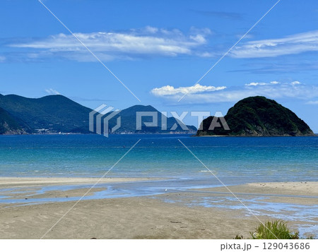 長崎県五島列島・中通島の蛤浜海水浴場の夏の風景 129043686
