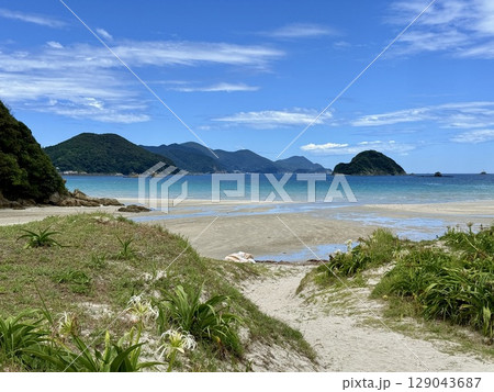 長崎県五島列島・中通島の蛤浜海水浴場の夏の風景 長崎県五島列島・中通島の蛤浜海水浴場の夏の風景 129043687