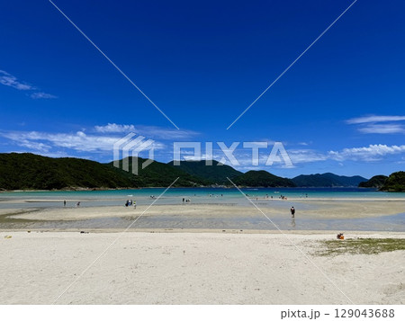 長崎県五島列島・中通島の蛤浜海水浴場の夏の風景 129043688