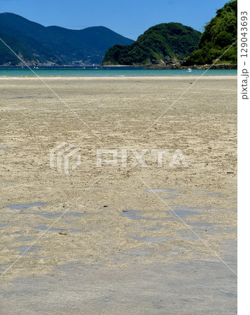 長崎県五島列島・中通島の蛤浜海水浴場の夏の風景 129043693