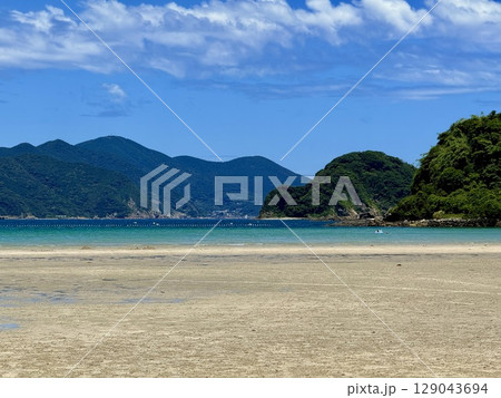 長崎県五島列島・中通島の蛤浜海水浴場の夏の風景 129043694