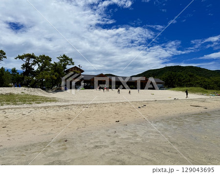 長崎県五島列島・中通島の蛤浜海水浴場の夏の風景 長崎県五島列島・中通島の蛤浜海水浴場の夏の風景 129043695