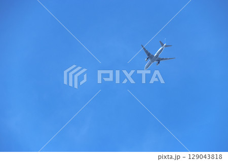 飛行機と青空 飛行機と青空 129043818