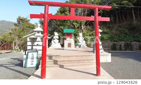 元乃隅神社・境内の鳥居と狛狐像 129043826