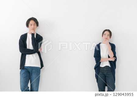 並んで立つ男女カップル 並んで立つ男女カップル 129043955