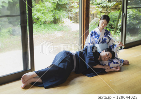 膝枕する浴衣のカップル 129044025