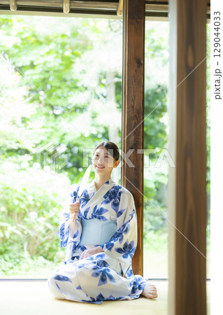 縁側の浴衣の女性 縁側の浴衣の女性 129044033