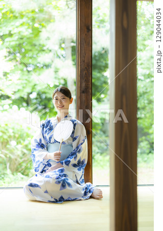 縁側の浴衣の女性 縁側の浴衣の女性 129044034