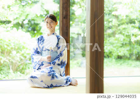 縁側の浴衣の女性 129044035
