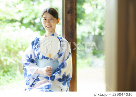 縁側の浴衣の女性 129044036