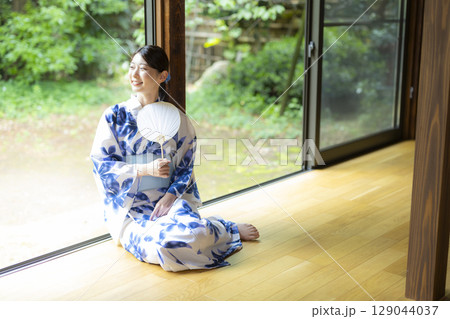 縁側の浴衣の女性 129044037