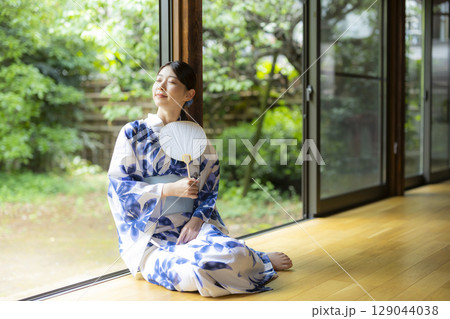 縁側の浴衣の女性 129044038
