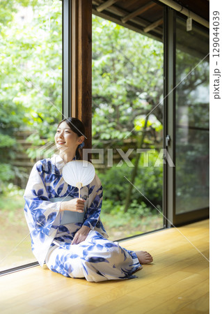 縁側の浴衣の女性 縁側の浴衣の女性 129044039