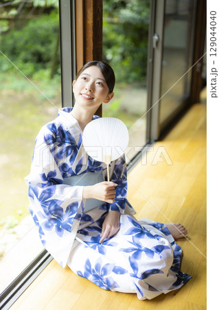 縁側の浴衣の女性 129044040