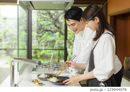 料理するカップル 129044076