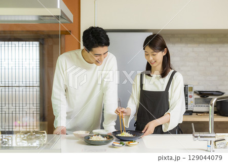 料理するカップル 料理するカップル 129044079