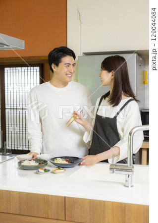 料理するカップル 料理するカップル 129044084