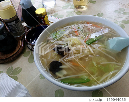 Tanmen noodle in towny restaurant / 町中華の名店で食べるタンメン 129044086