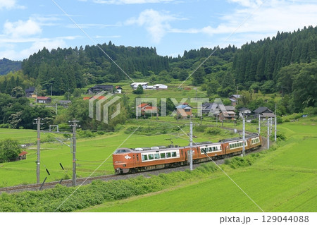 夏の伯備線を走る特急「やくも」 夏の伯備線を走る特急「やくも」 129044088