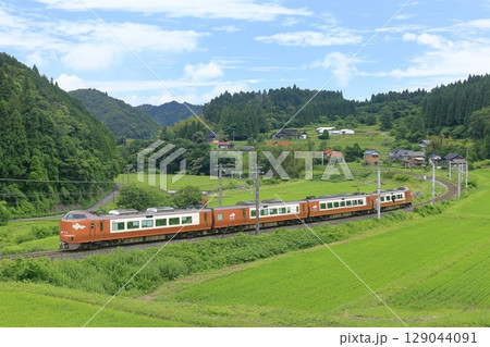 夏の伯備線を走る特急「やくも」 129044091