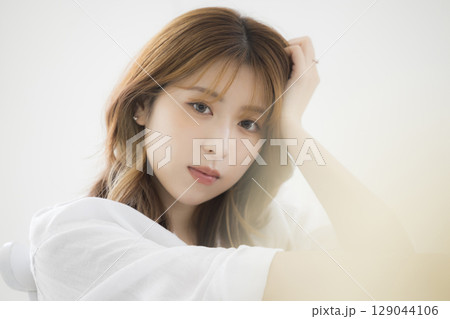 髪を触る女性 髪を触る女性 129044106