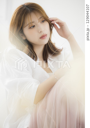 髪を触る女性 129044107