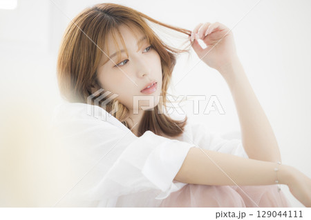 髪を触る女性 髪を触る女性 129044111