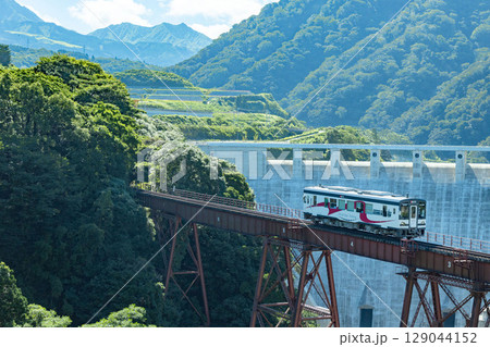 阿蘇ダムの前の鉄橋を渡るローカル線 阿蘇ダムの前の鉄橋を渡るローカル線 129044152