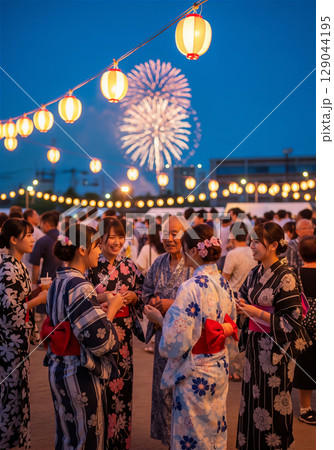 夏の夜を彩る花火大会と夏祭り、浴衣姿の人々の賑わい 129044195