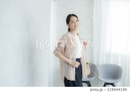 オフィスで働く女性 オフィスで働く女性 129044199