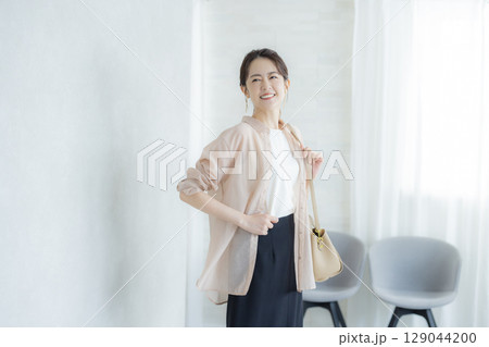 オフィスで働く女性 129044200