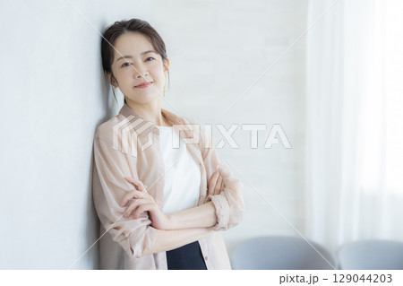 オフィスで働く女性 129044203