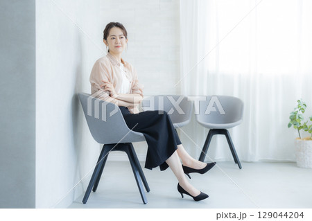 オフィスで働く女性 129044204