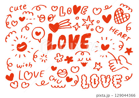 赤いクレヨン風の手描きハートとLOVE文字のラブリーモチーフセット。恋愛やバレンタインにぴったりのキ 129044366