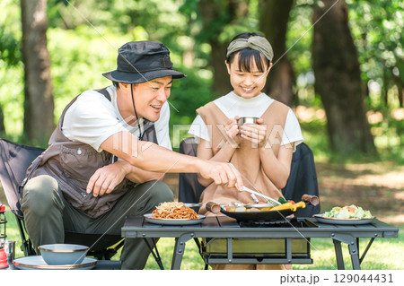 キャンプ,デイキャンプ,バーベキューをする親子（父親,娘,女の子,ファミリーキャンプ） 129044431