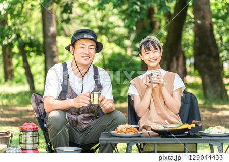 キャンプ,デイキャンプ,バーベキューをする親子(父親,娘,女の子,ファミリーキャンプ) キャンプ,デイキャンプ,バーベキューをする親子(父親,娘,女の子,ファミリーキャンプ) 129044433