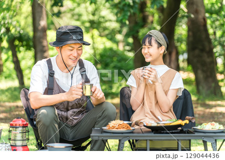 キャンプ,デイキャンプ,バーベキューをする親子(父親,娘,女の子,ファミリーキャンプ) キャンプ,デイキャンプ,バーベキューをする親子(父親,娘,女の子,ファミリーキャンプ) 129044436